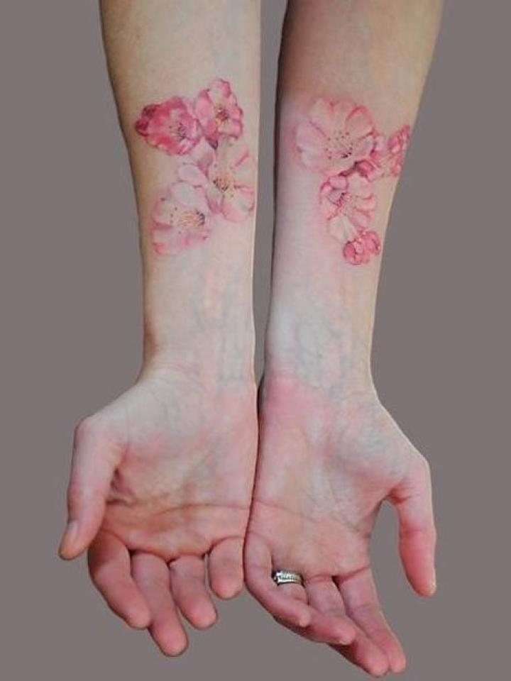 Bloemen tattoo op pols