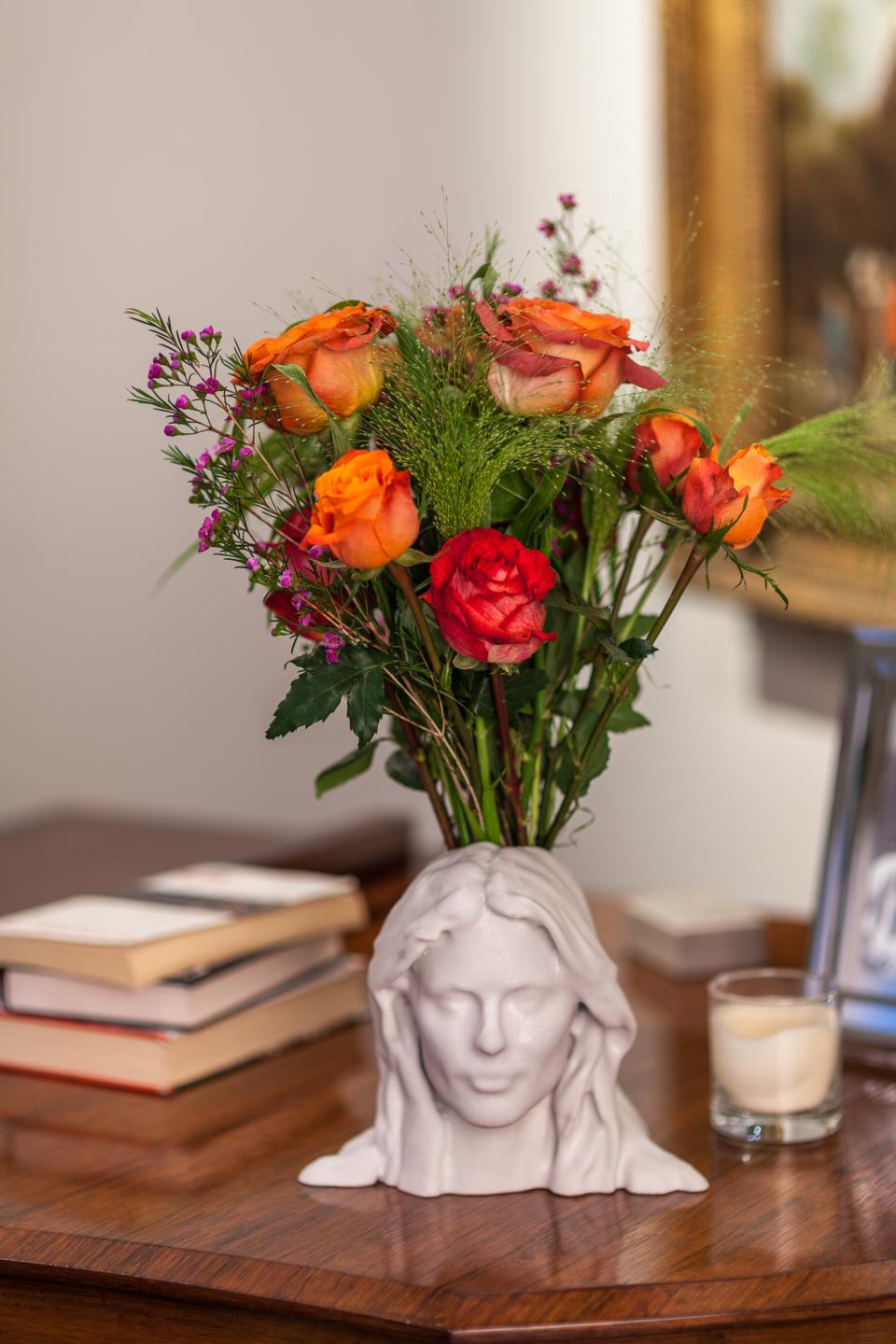 Donna Air with a 3D printed vase Win a flower-filled selfie vase with funnyhowflowersdothat.co.uk