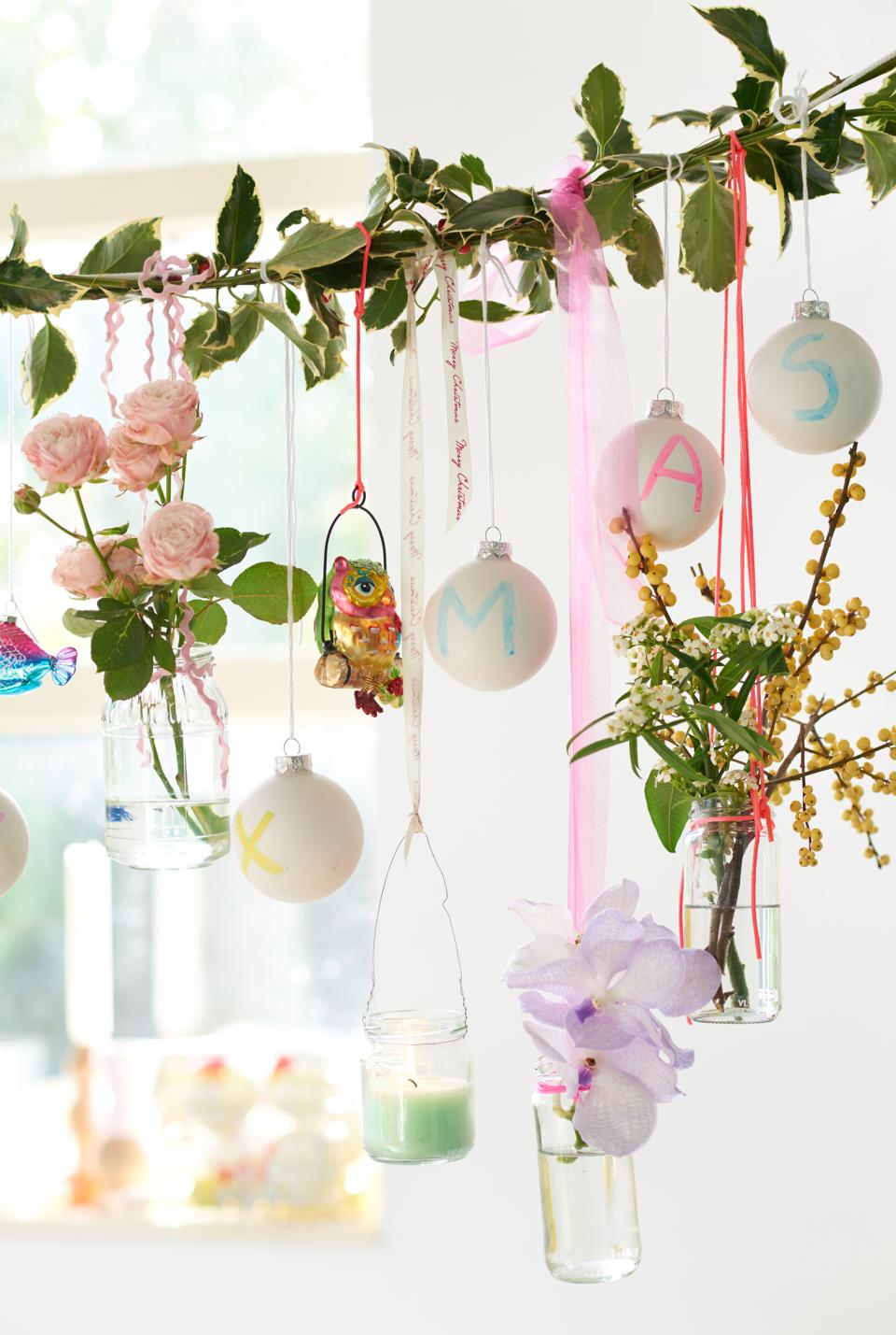 DIY floral Christmas garland on funnyhowflowersdothat.co.uk