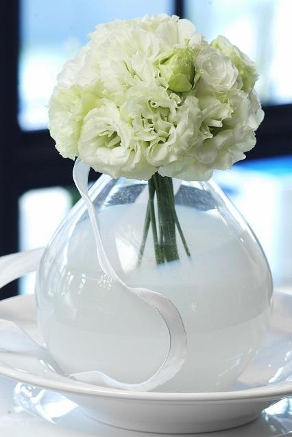 White Lisianthus bouquet in water Lisianthus at your wedding on funnyhowflowersdothat.co.uk