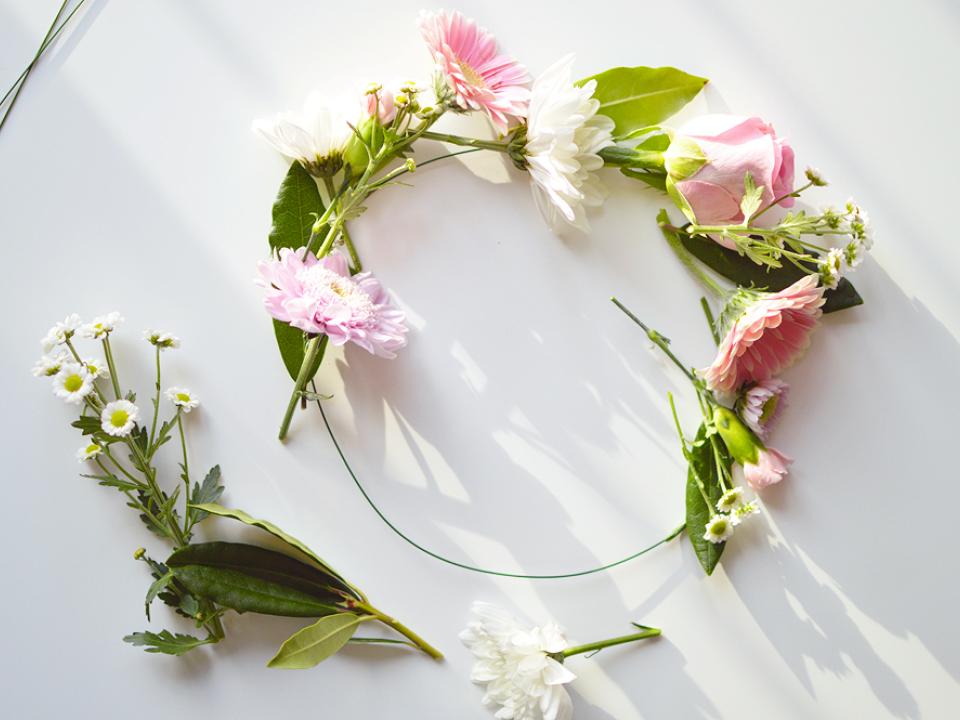 How to Make a Daisy Flower Crown with Real Flowers