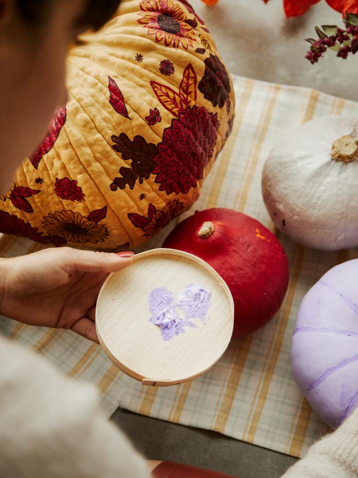 DIY: pompoenkunstwerk met bloemen Mooiwatbloemendoen.nl