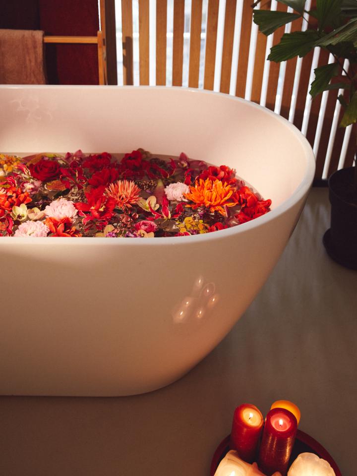cadeau valentijnsdag | romantisch bad | bad met bloemen