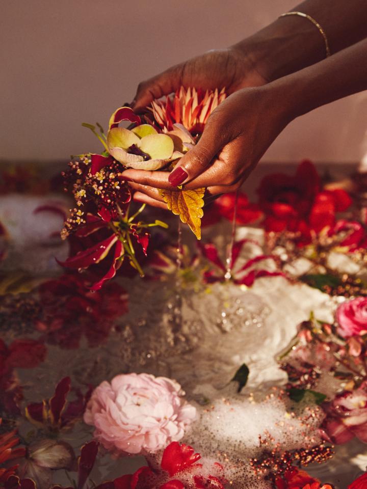 bad met bloemen | bloemen in bad | cadeau valentijnsdag