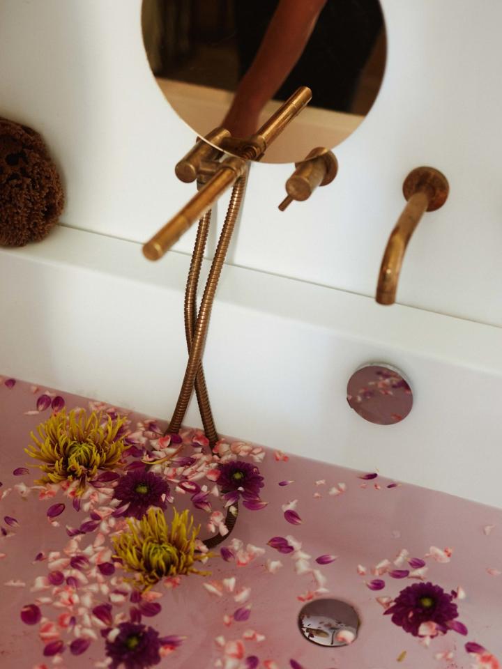 Upgrade your bathroom and bedroom with flowers  -Funnyhowflowersdothat.co.uk