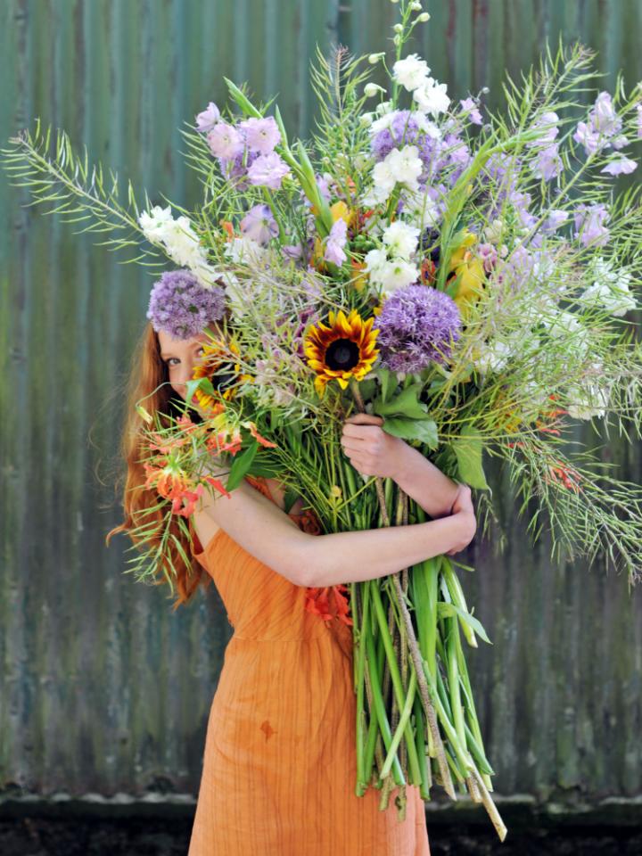 CREATE AN IRRESISTIBLE SUMMER BOUQUET | Funny How Flowers Do That
