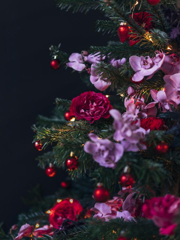 DIY: a sea of flowers in the Christmas tree | Funnyhowflowersdothat.co.uk