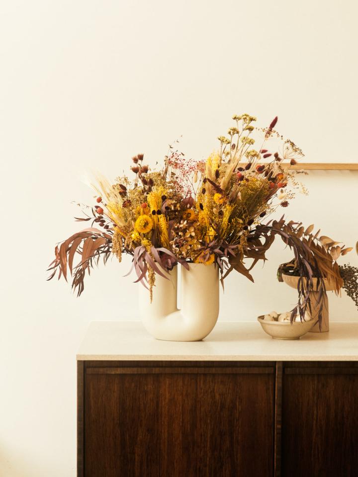 A bold bouquet of dried flowers in a statement vase | funnyhowflowersdothat.co.uk
