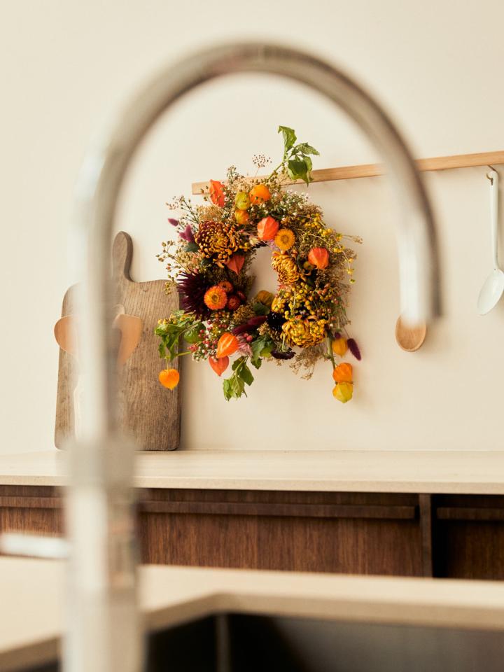 An autumn wreath with fresh and dried flowers | funnyhowflowersdothat.co.uk