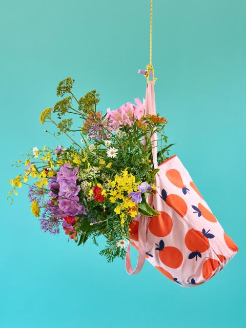 DIY: een hangend tasje vol bloemen Mooiwatbloemendoen.nl