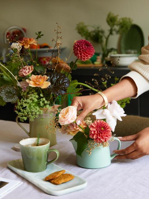 Theepotten vol troost en bloemen Mooiwatbloemendoen.nl