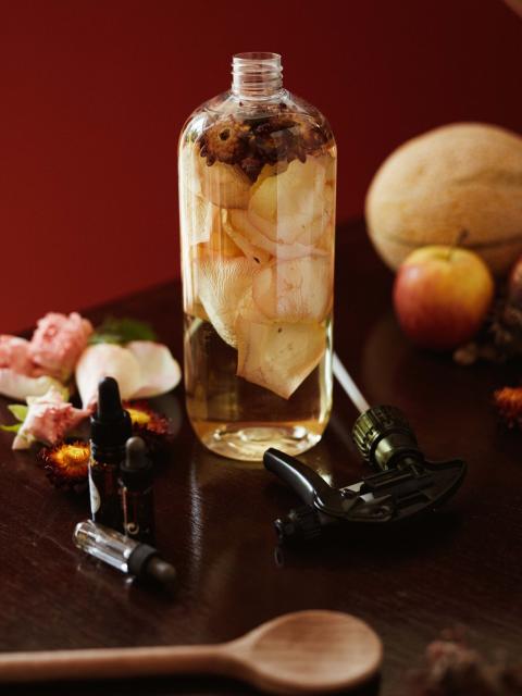 DIY: room spray with the scent of autumn flowers  -Funnyhowflowersdothat.co.uk