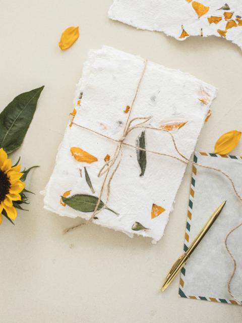 DIY: zelfgemaakt papier met zonnebloemen Mooiwatbloemendoen.nl